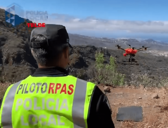 Uno de los agentes de la UNIDRON pilotando uno de los aparatos (Foto TA)
